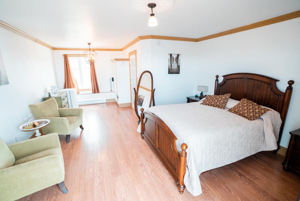 Auberge Du Vieux Faubourg Sainte Anne des Monts ภายนอก รูปภาพ