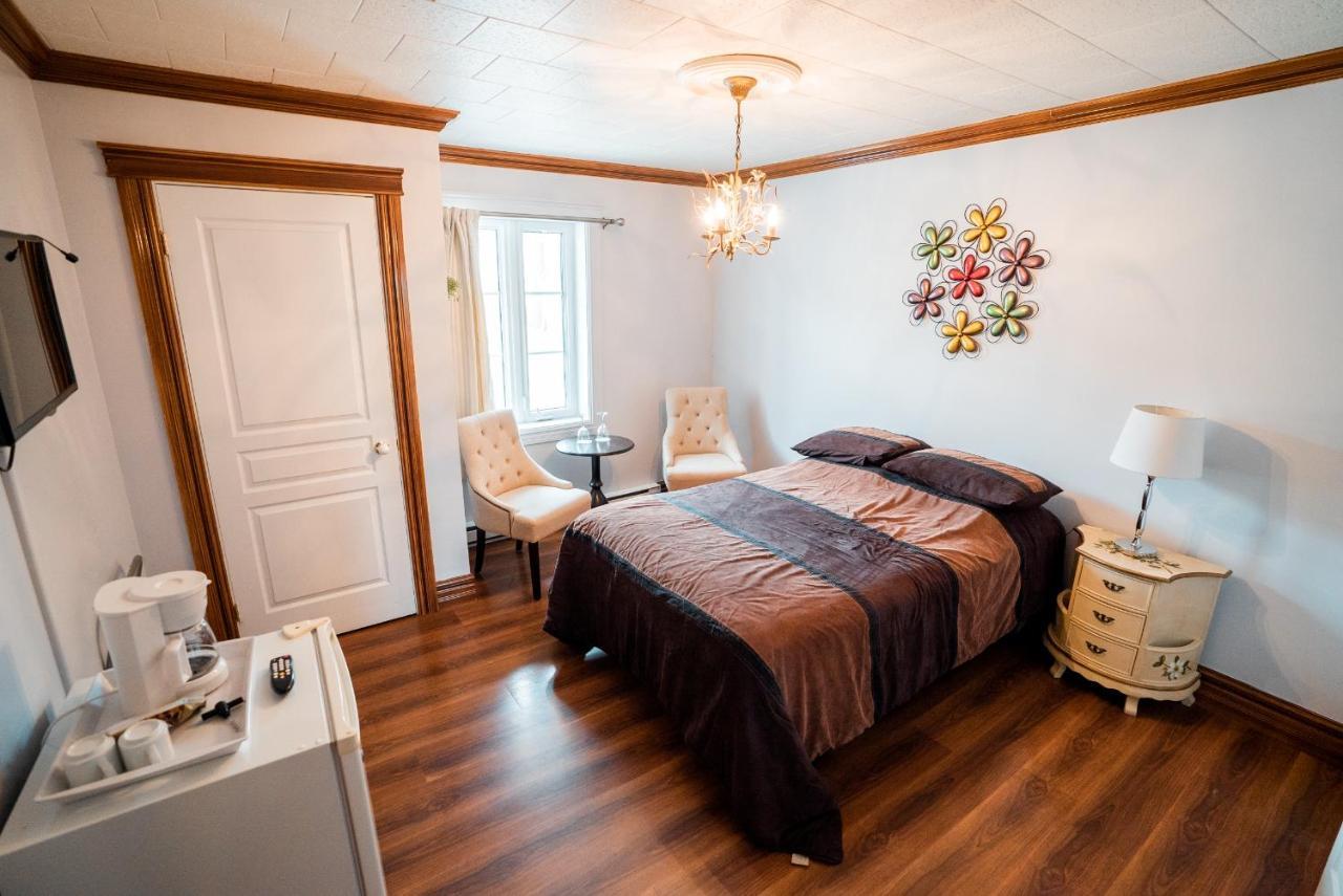 Auberge Du Vieux Faubourg Sainte Anne des Monts ภายนอก รูปภาพ