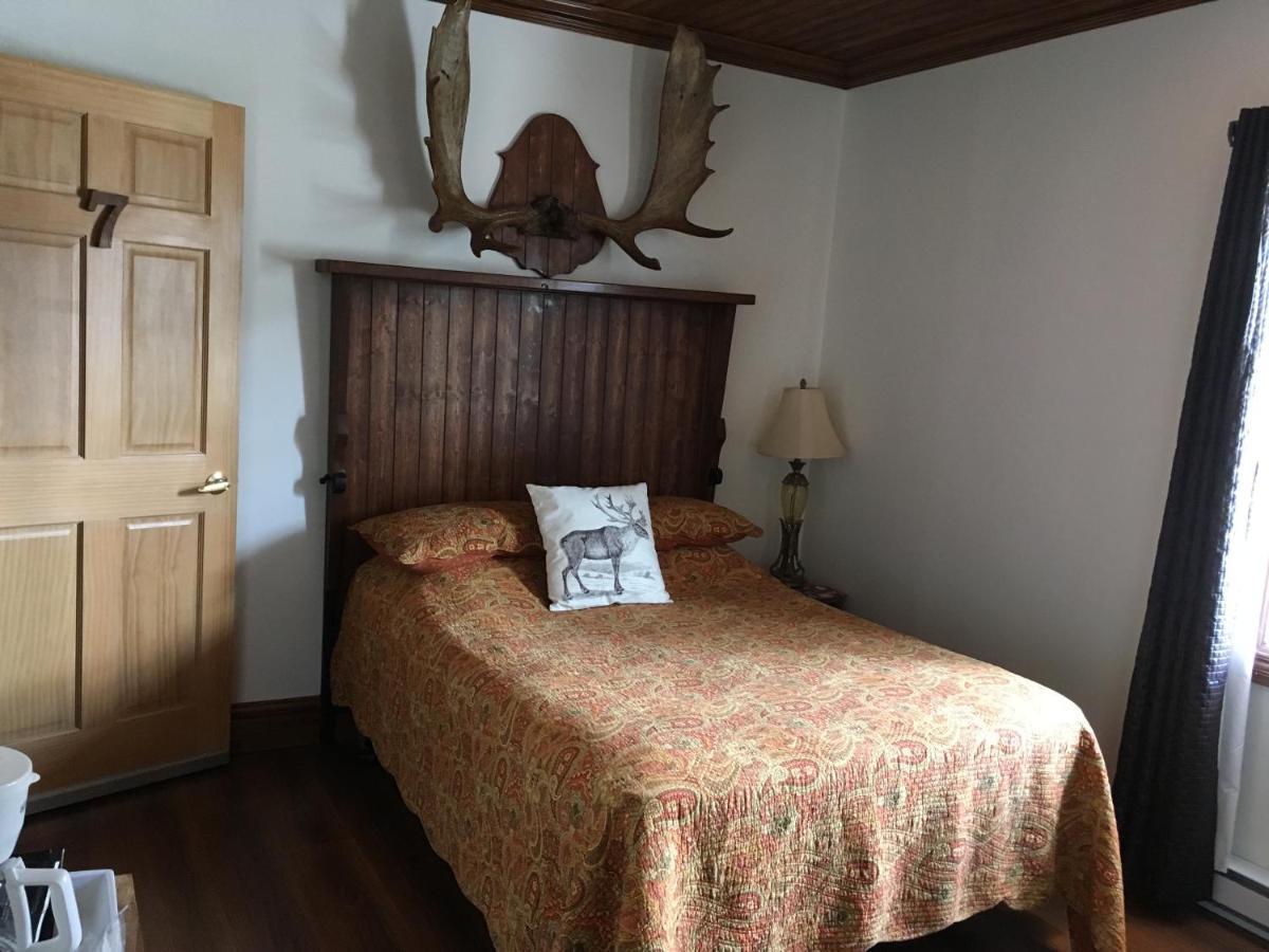Auberge Du Vieux Faubourg Sainte Anne des Monts ภายนอก รูปภาพ
