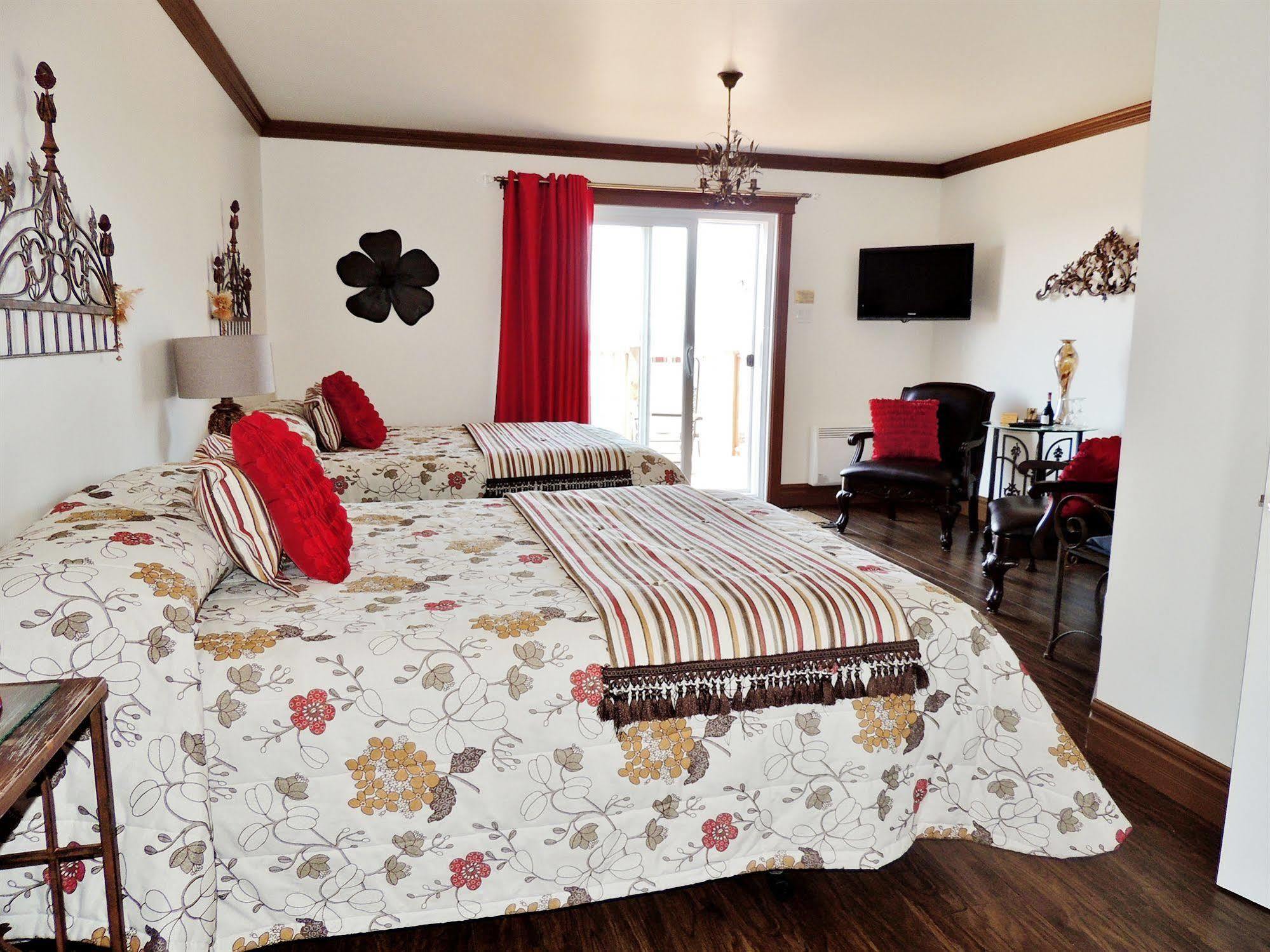 Auberge Du Vieux Faubourg Sainte Anne des Monts ภายนอก รูปภาพ