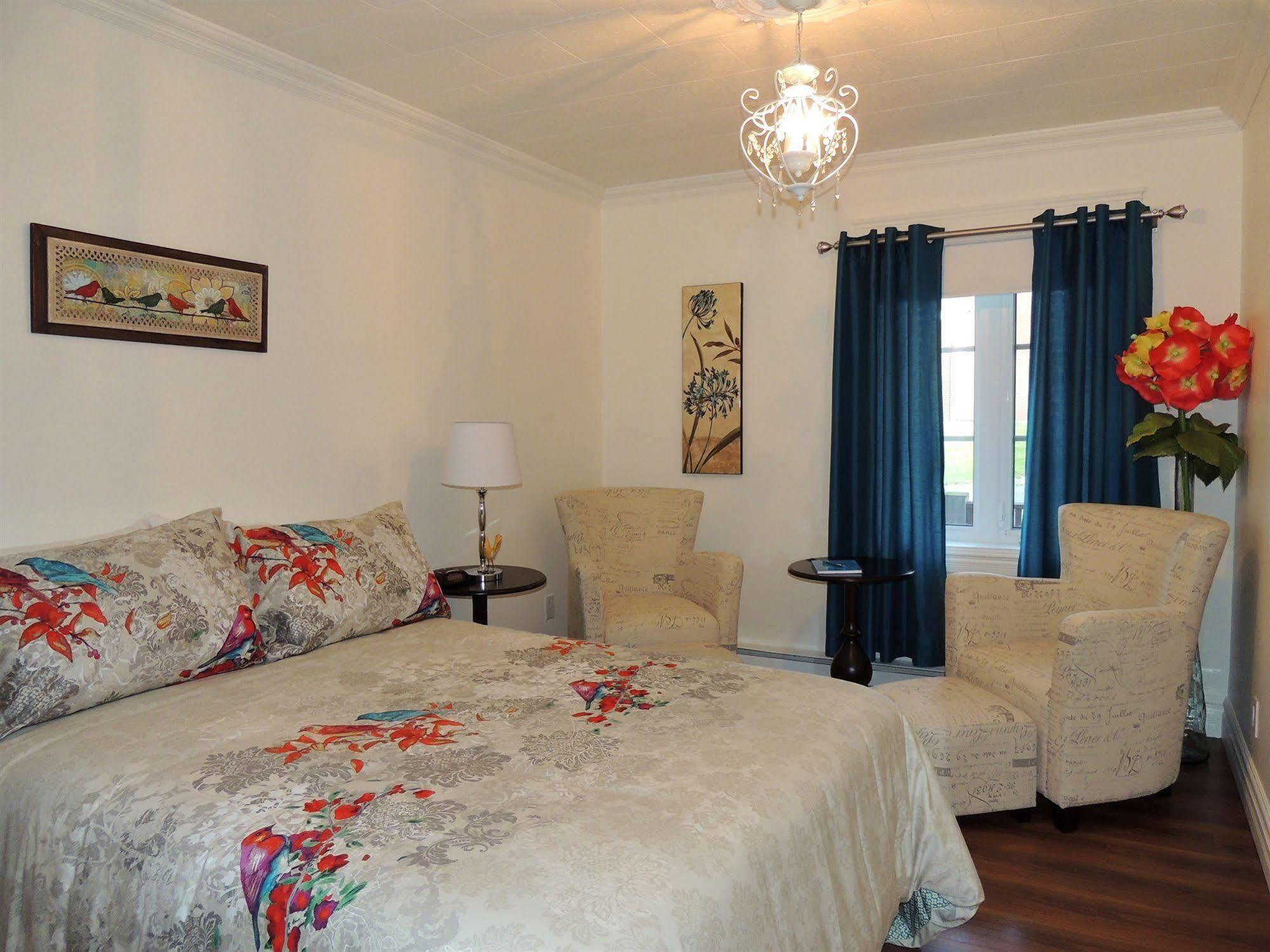 Auberge Du Vieux Faubourg Sainte Anne des Monts ภายนอก รูปภาพ