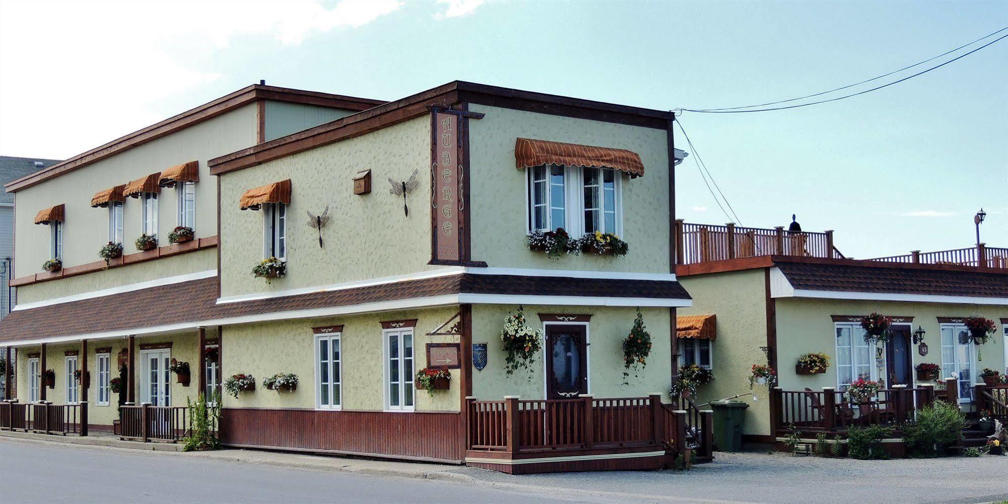 Auberge Du Vieux Faubourg Sainte Anne des Monts ภายนอก รูปภาพ